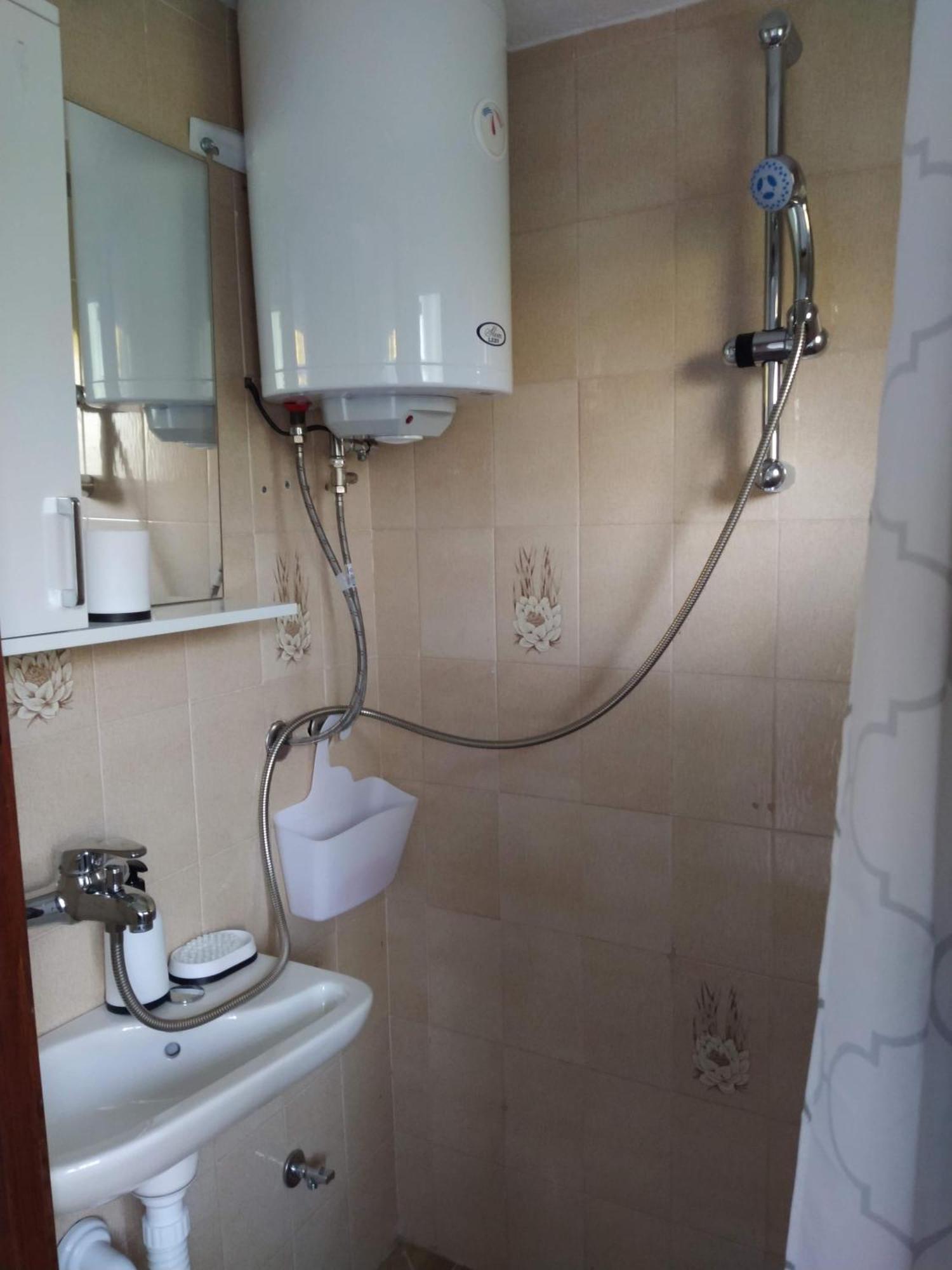 Guest House Bee Visoko Buitenkant foto